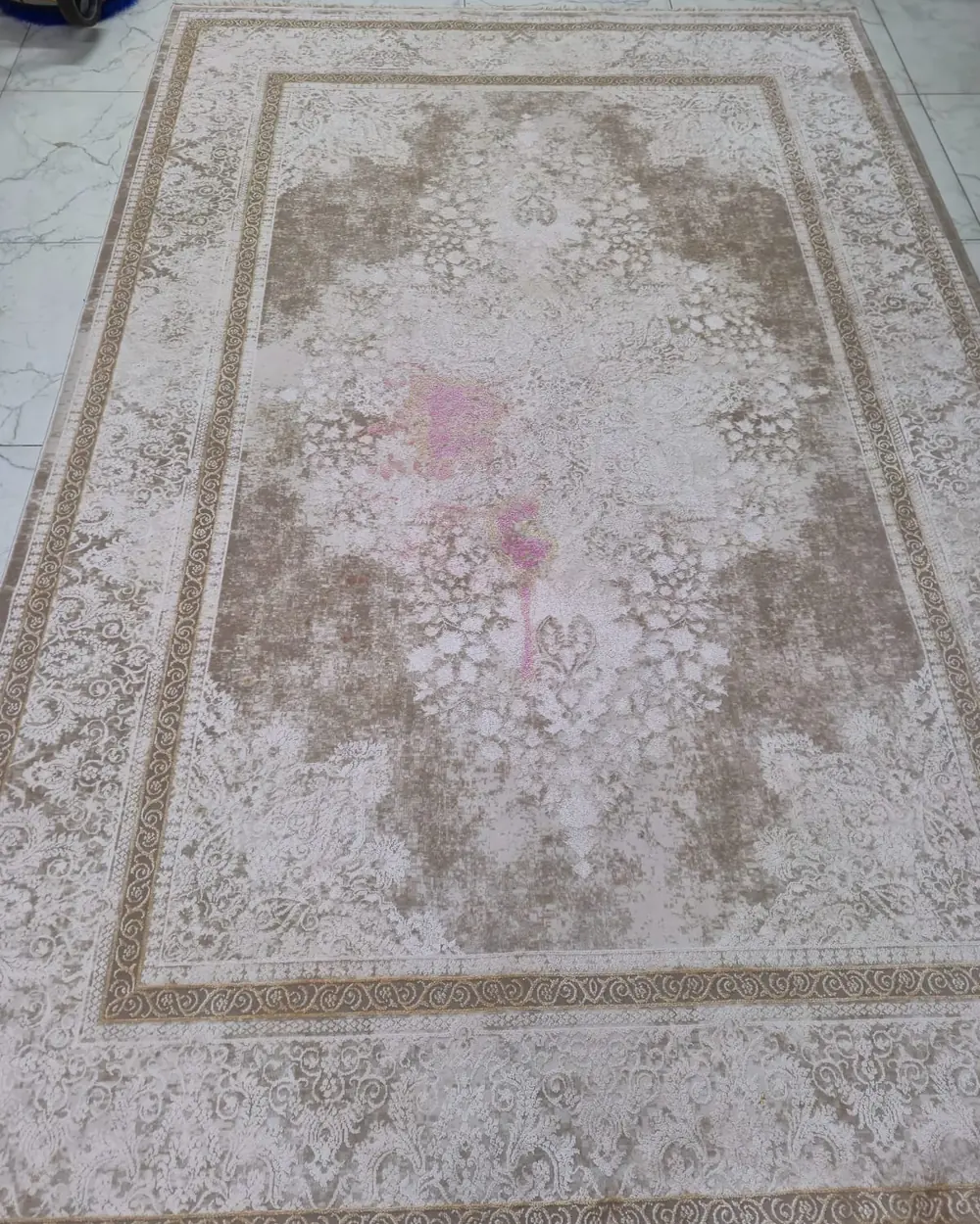 Halı leke çıkarma öncesi: halıda pembe leke - Sakarya