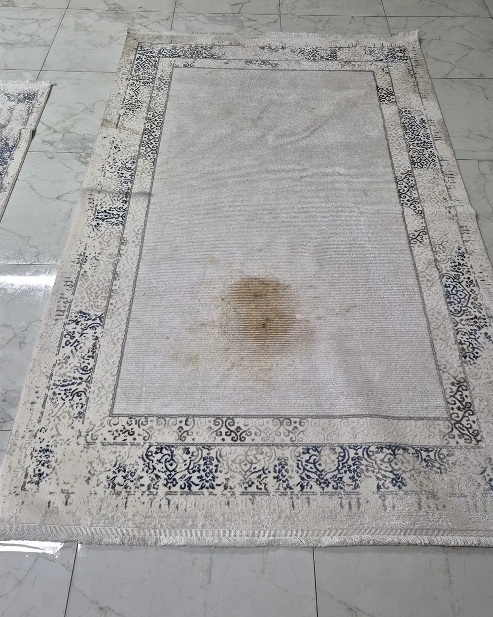 Halı leke çıkarma öncesi: halının ortasında kahverengi leke - Sakarya